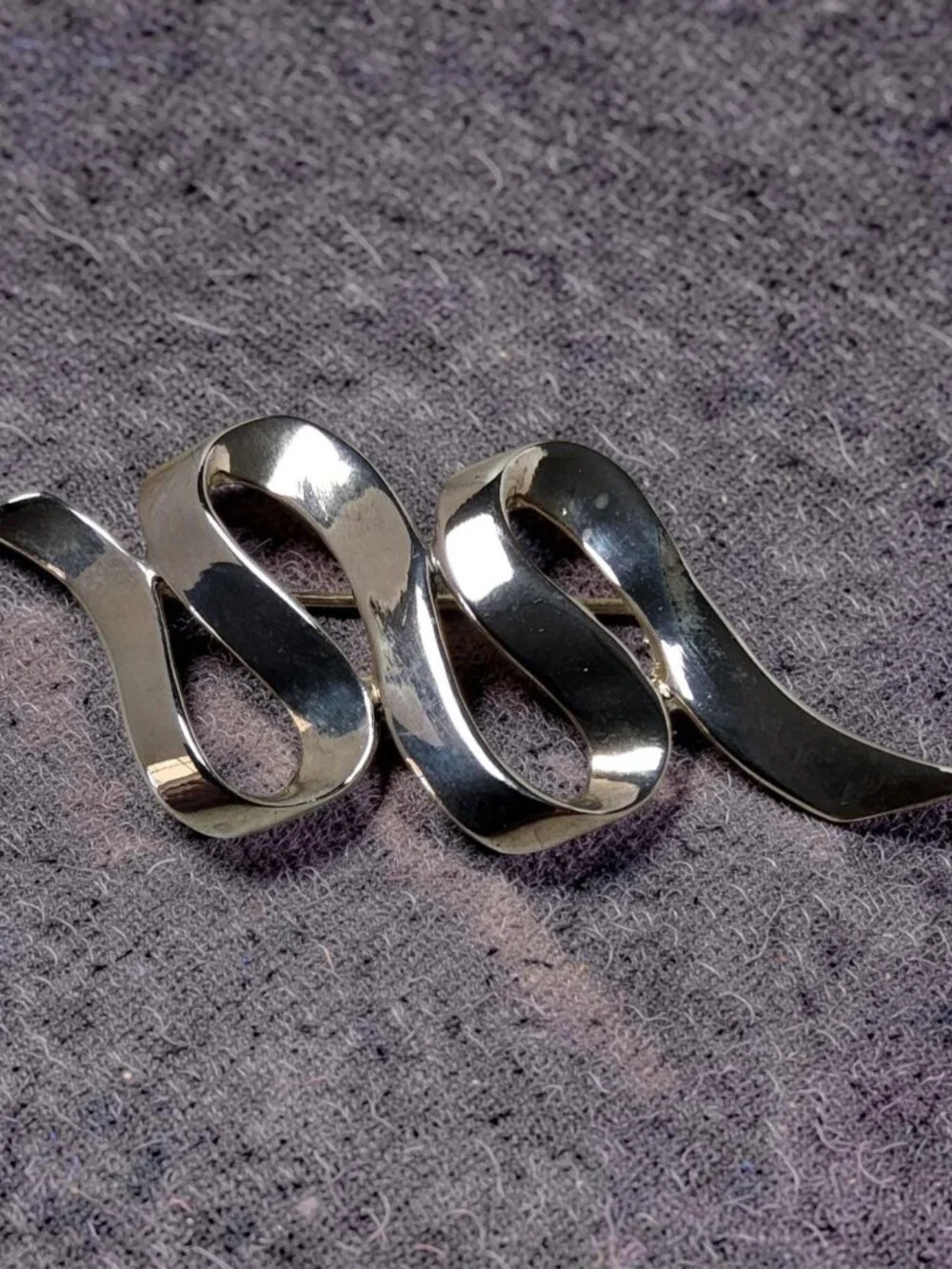 Vintage M Jent Silvertone Ribbon Brooch Pin